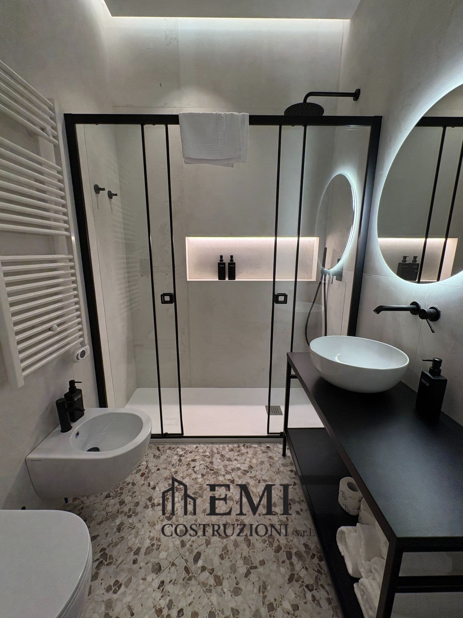 Bagno in nero opaco