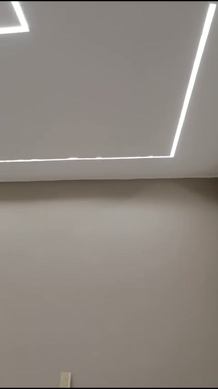 Ambiente con illuminazione lineare completata