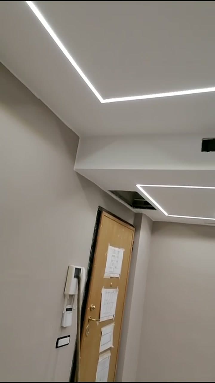 Dettaglio del profilo LED a soffitto