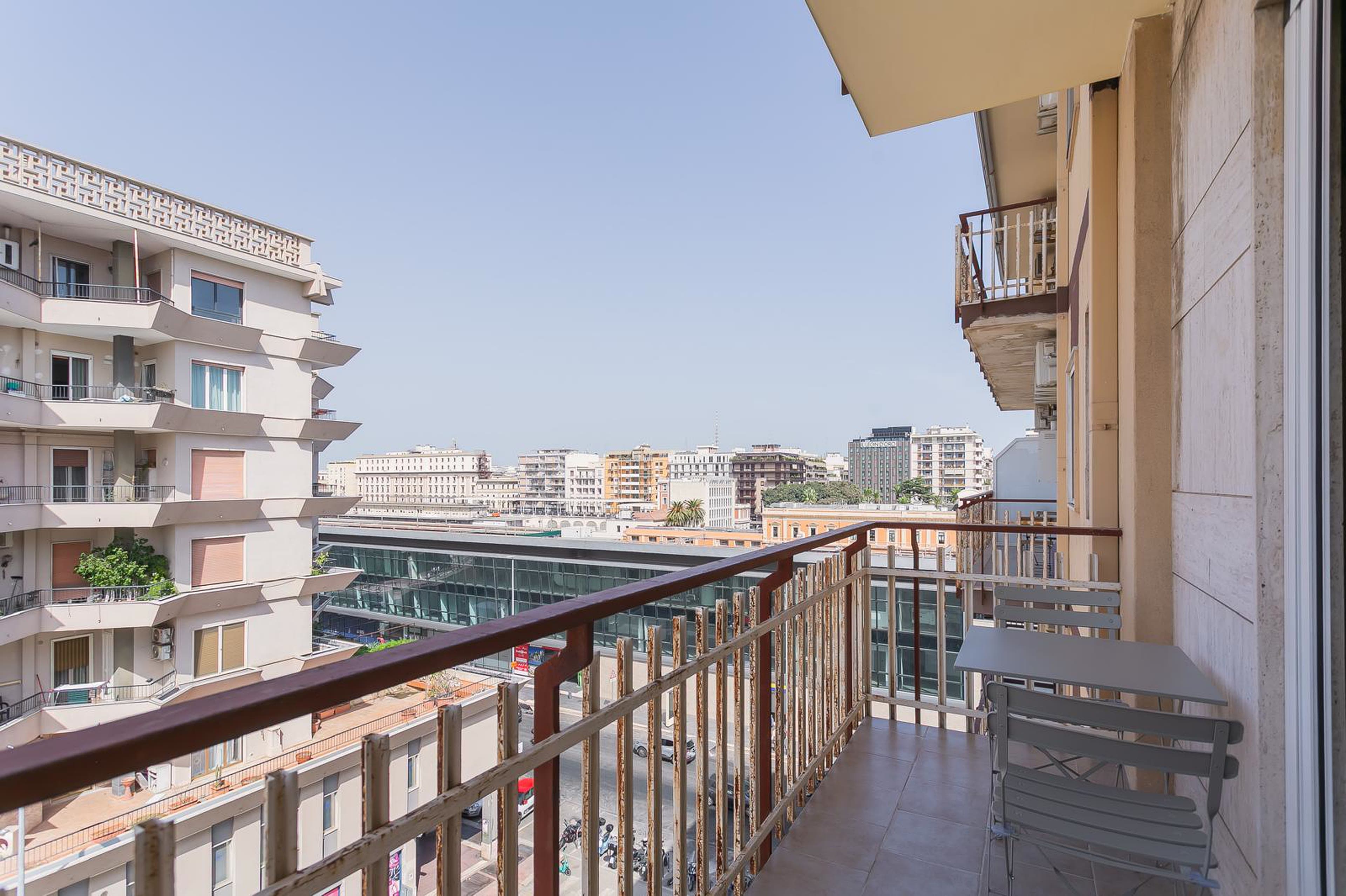 Balcone arredato affacciato sulla città