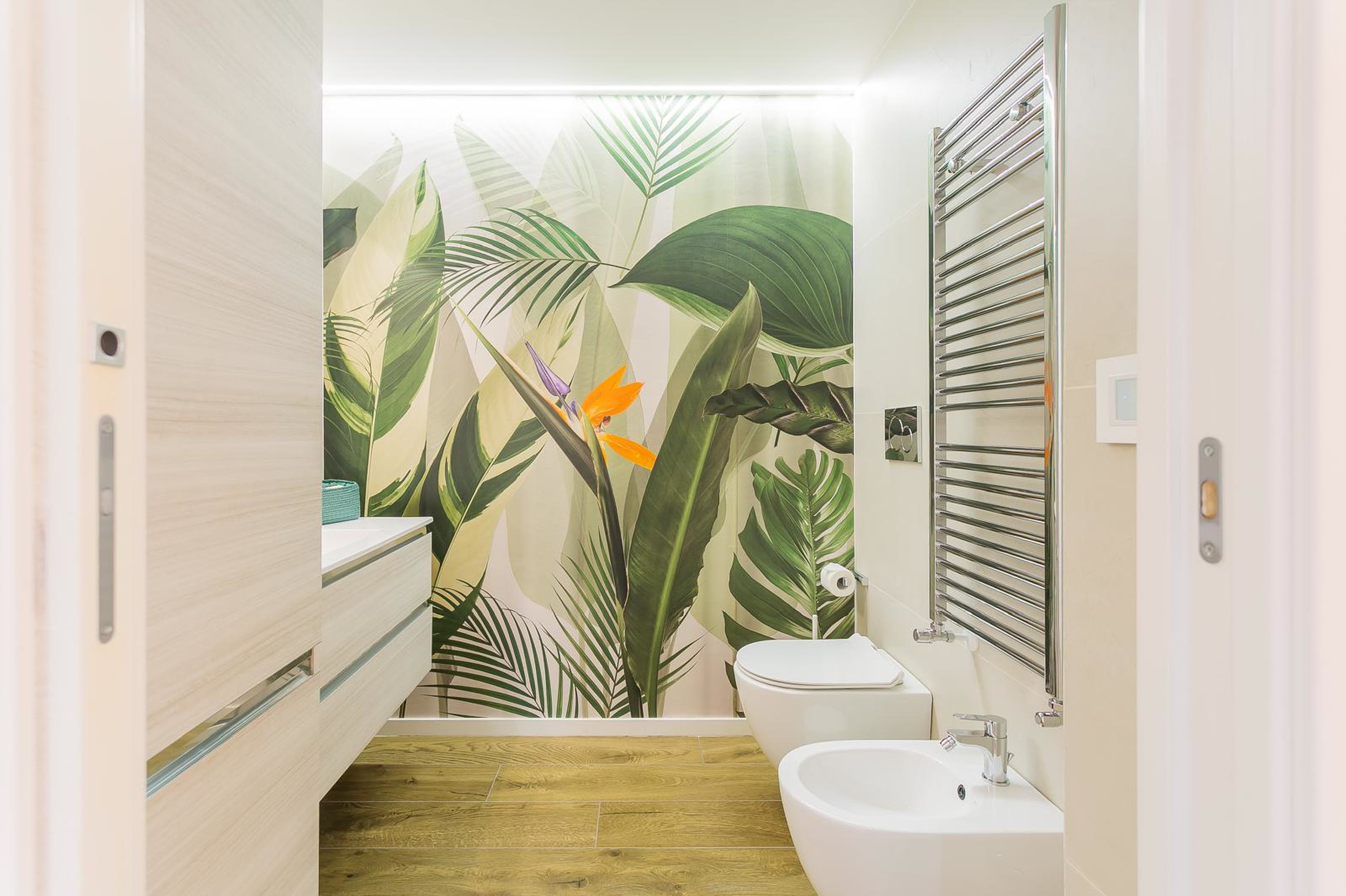 Bagno completato con parete botanica