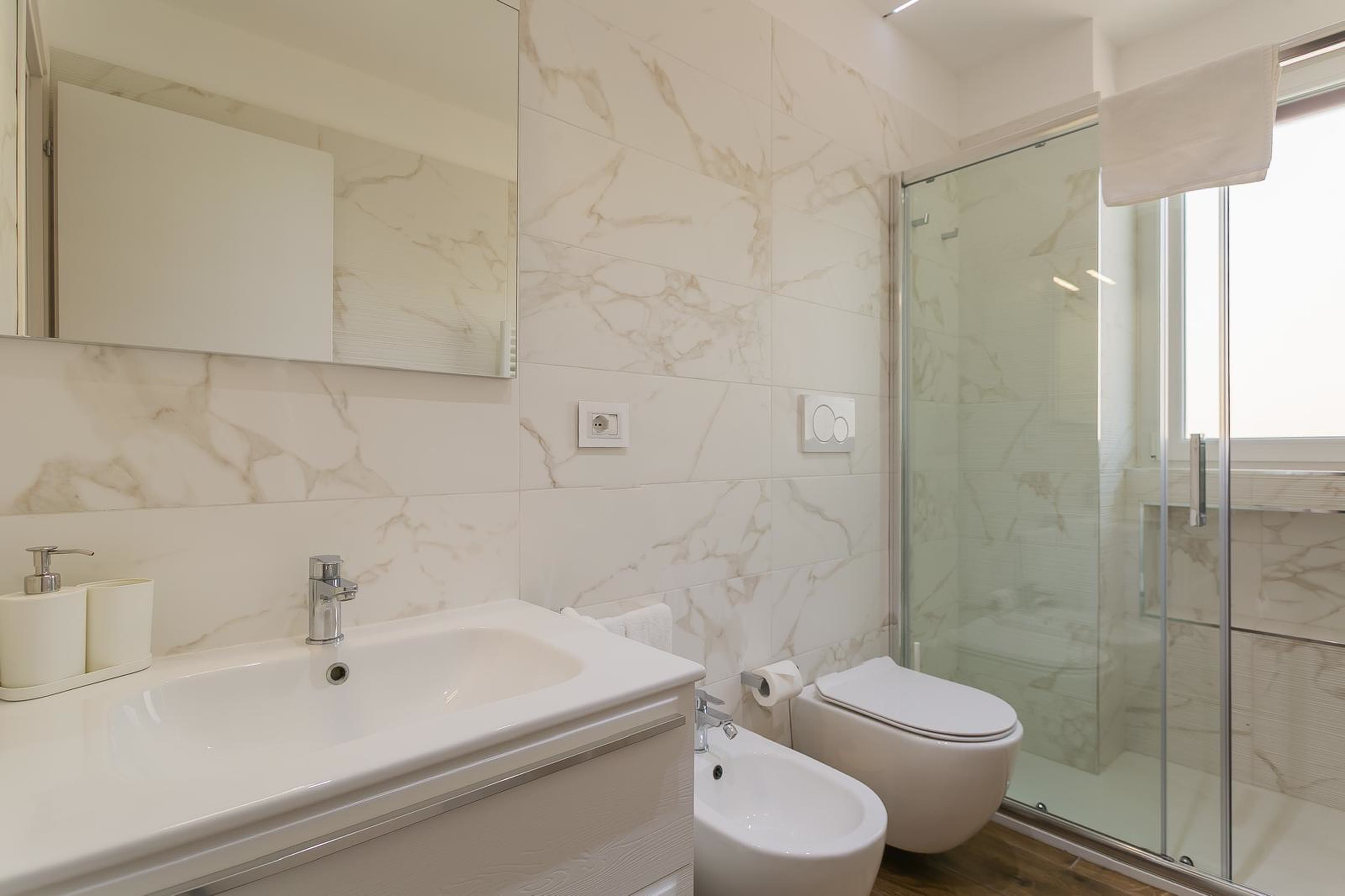 Bagno con rivestimento effetto marmo