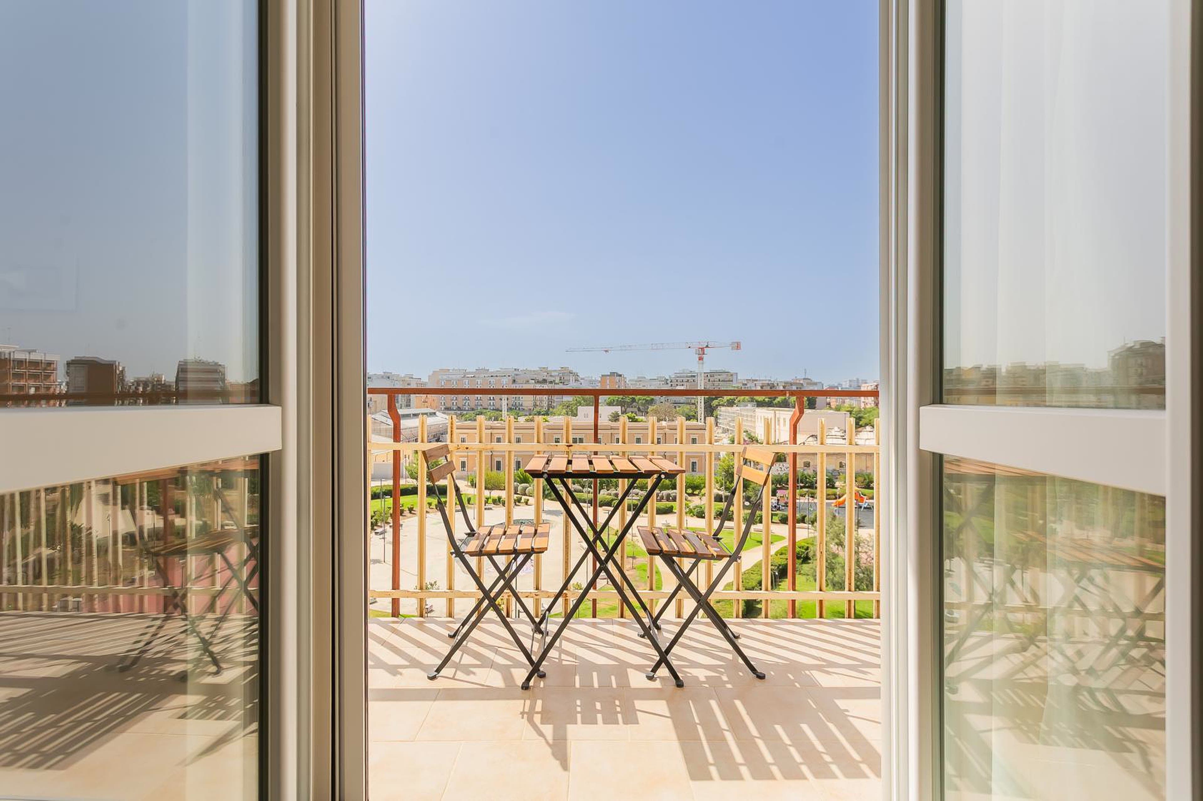 Balcone luminoso dell'appartamento