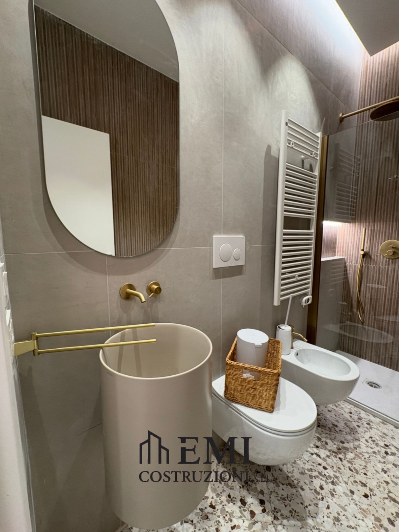 Bagno con seminato veneziano a Bari — lavabo di design