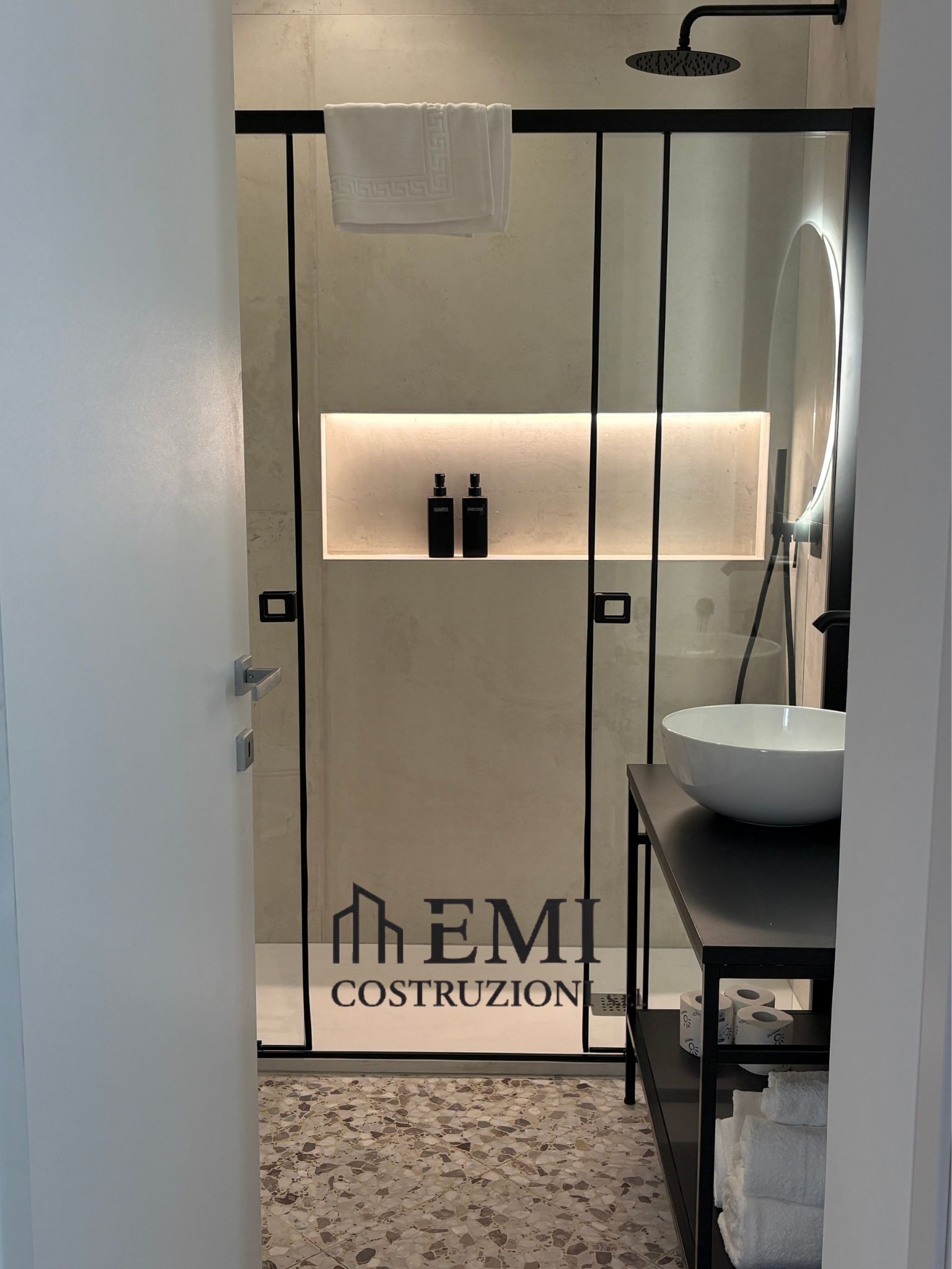 Bagno in nero opaco a Bari — doccia walk-in