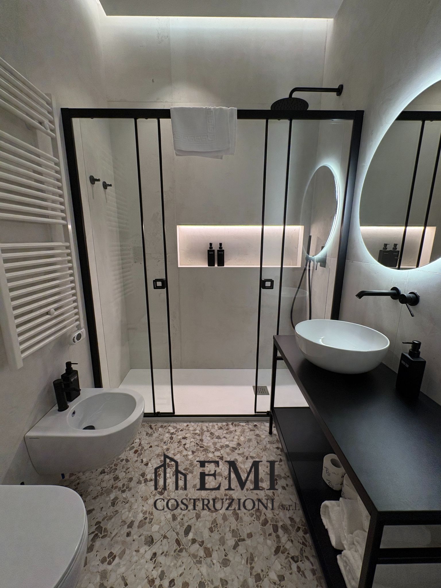 Bagno in nero opaco