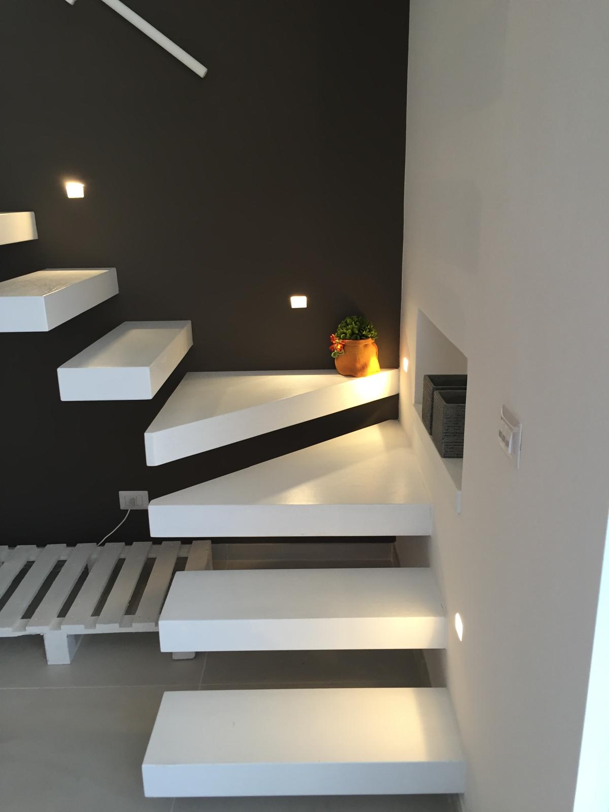 Scala a sbalzo a Bari — illuminazione a incasso