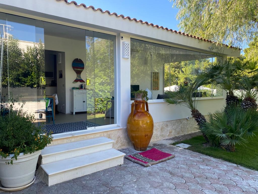 Villa a Bari — veranda vetrata e giardino
