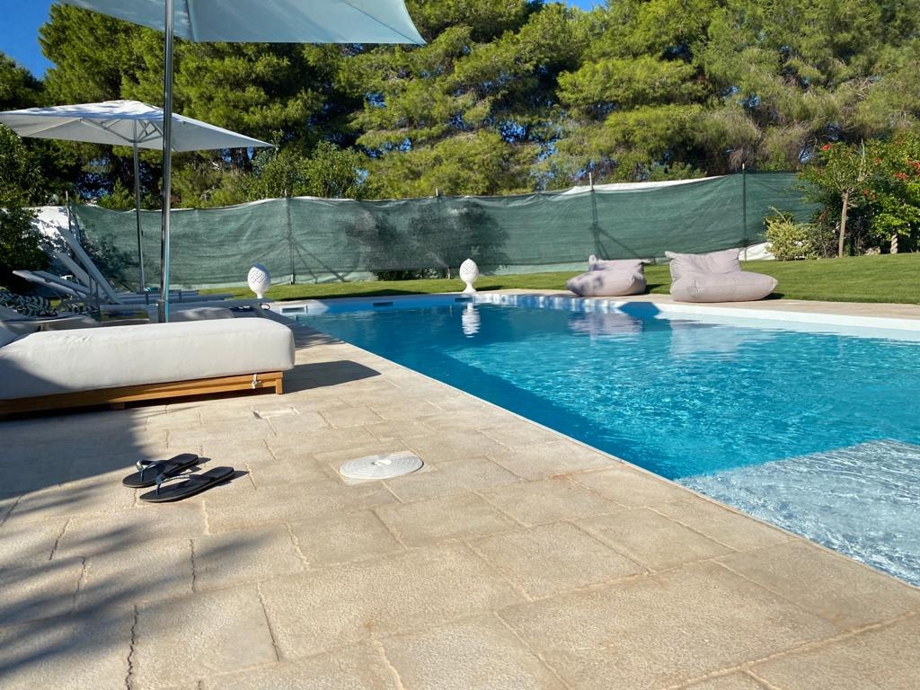 Villa a Bari — piscina e solarium di giorno